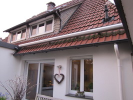 Bei zu geringer Höhe ist auch eine Montage der Markise auf dem Dach möglich.